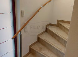 29-P - Flexo Handlaufprofis - Handlauf an halbgewendelter Treppe mit aufgeschraubter Stütze