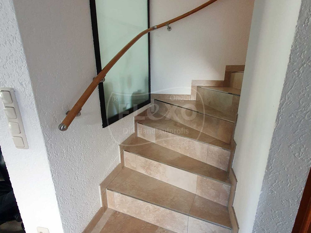 45-P - Flexo Handlaufprofis - Gebogener Handlauf an halbgewendelter Treppe über ein Glasfenster laufend