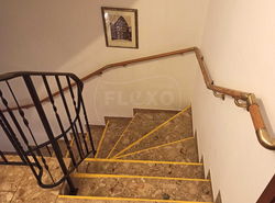 13-B - Flexo Handlaufprofis - Handlauf an halbgewendelter Treppe mit Höhenausgleich und Knick nach Norm