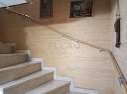 5-P - Flexo Handlaufprofis - Handlauf an viertelgewendelter Treppe mit Höhenausgleich