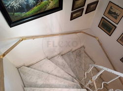 19-B - Flexo Handlaufprofis - Handlauf an halbgewendelter Treppe mit abgeschrägten Ecken