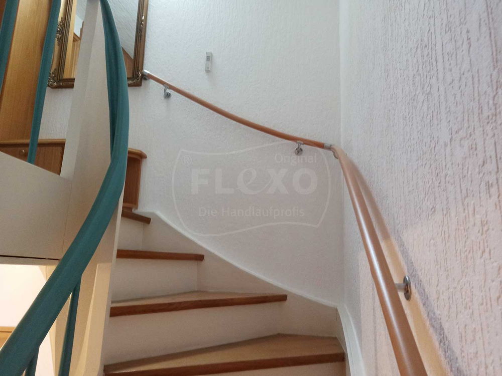 51-H - Flexo Handlaufprofis - Zur Treppenwagen gebogener Handlauf an halbgewendelter Treppe