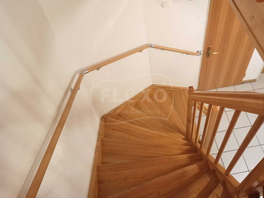 15-B - Flexo Handlaufprofis - Handlauf an halbgewendelter Treppe mit abgeschrägter Ecke